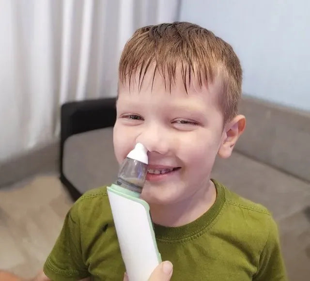 Niño usando el aspirador nasal durante una rutina de higiene