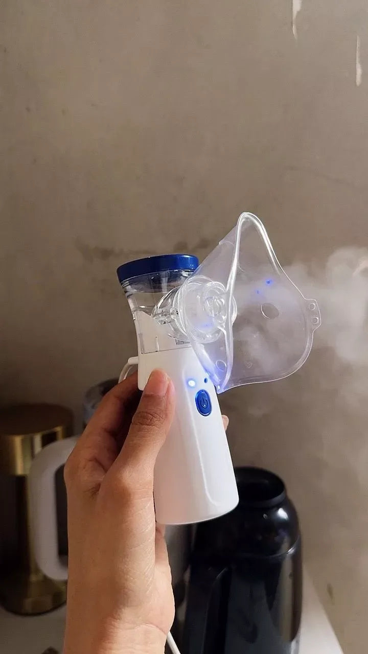 Nebulizador con mascarilla encendido sosteniendo en la mano