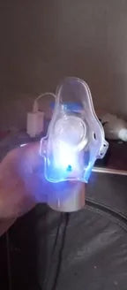Nebulizador portátil funcionando con luz azul