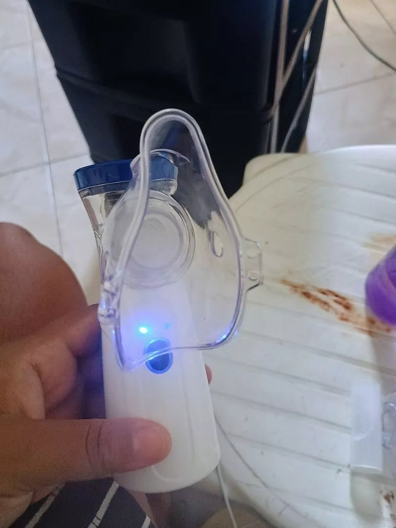Nebulizador portátil encendido con mascarilla transparente